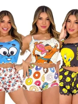 Três modelos com baby dolls de Scooby-Doo com donuts, personagem animado azul e estampa 